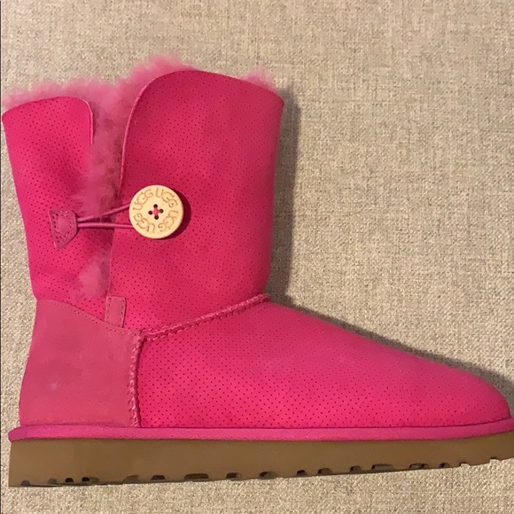 pink bailey button uggs